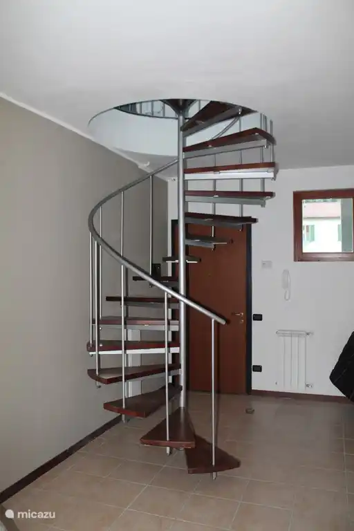 Las escaleras al piso de dormir, donde se encuentran el dormitorio y el baño.