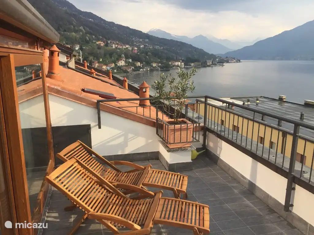 La azotea ofrece una vista despejada del lago y las montañas.