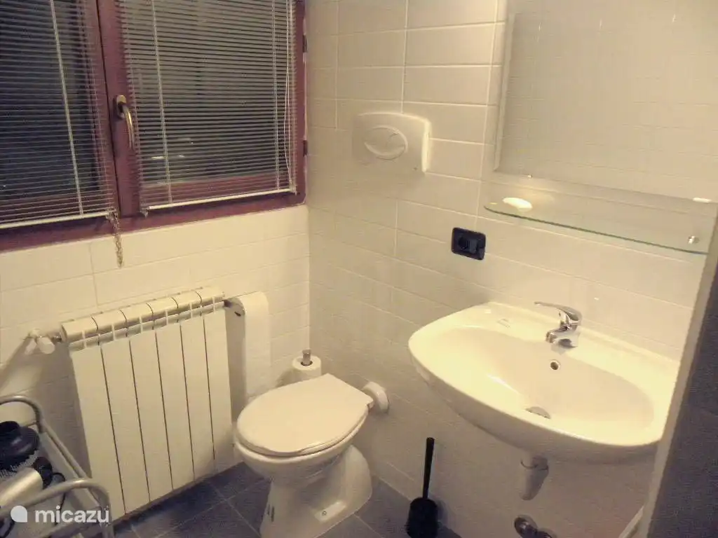 El baño en la planta superior. Hay un buen secador de pelo disponible.