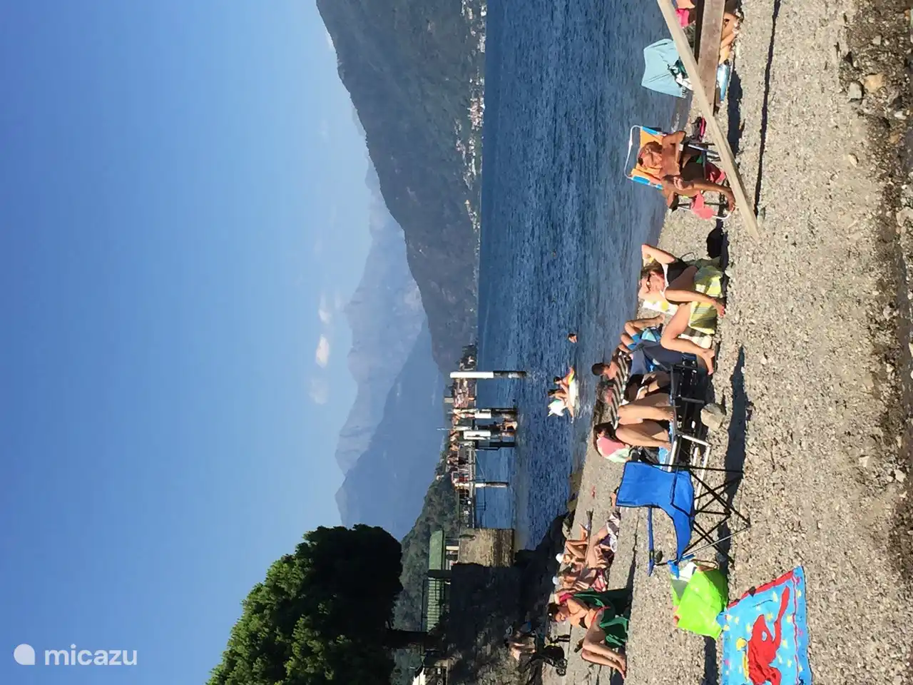 La playa detrás del complejo.