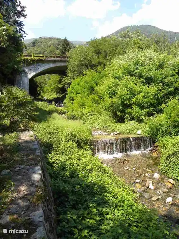 La cascada con agua fría de montaña es maravillosa para sentarse en los días calurosos.