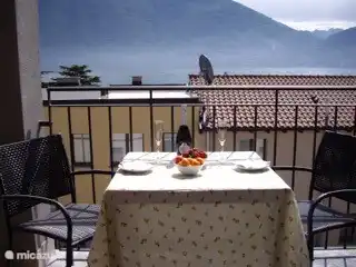 En el balcón soleado es maravilloso desayunar mientras se disfruta de la vista.