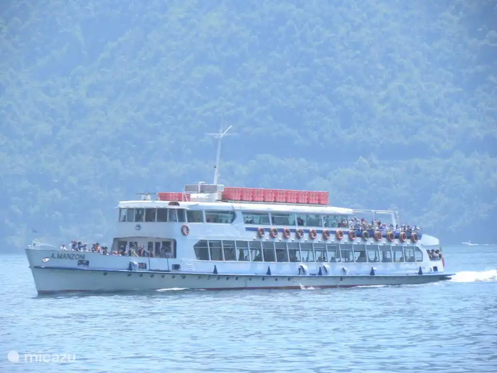 El ferry te llevará a todos los pueblos del lago. Una travesía de Menaggio a Bellaggio o Varenna merece mucho la pena.