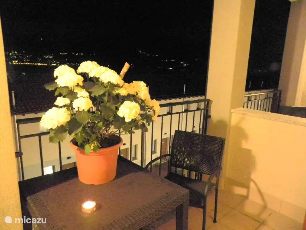 También es maravilloso en el balcón por la noche.