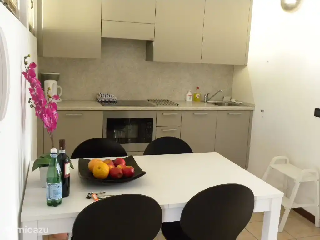 XLa acogedora cocina comedor está totalmente equipada. Hay grill/microondas, lavavajillas, vitrocerámica, cafetera, tetera etc etc. Hay suficiente vajilla, cubertería y cristalería para comer con varias personas. La mesa es extensible para 8 personas.