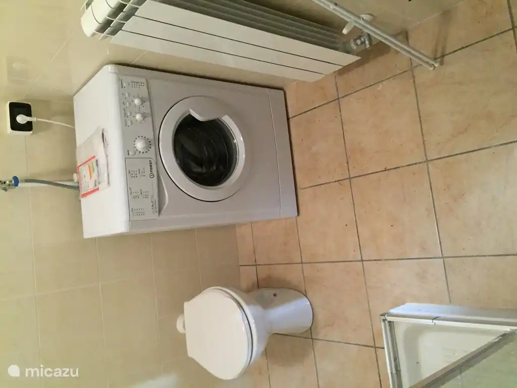 Hay una lavadora en el apartamento.