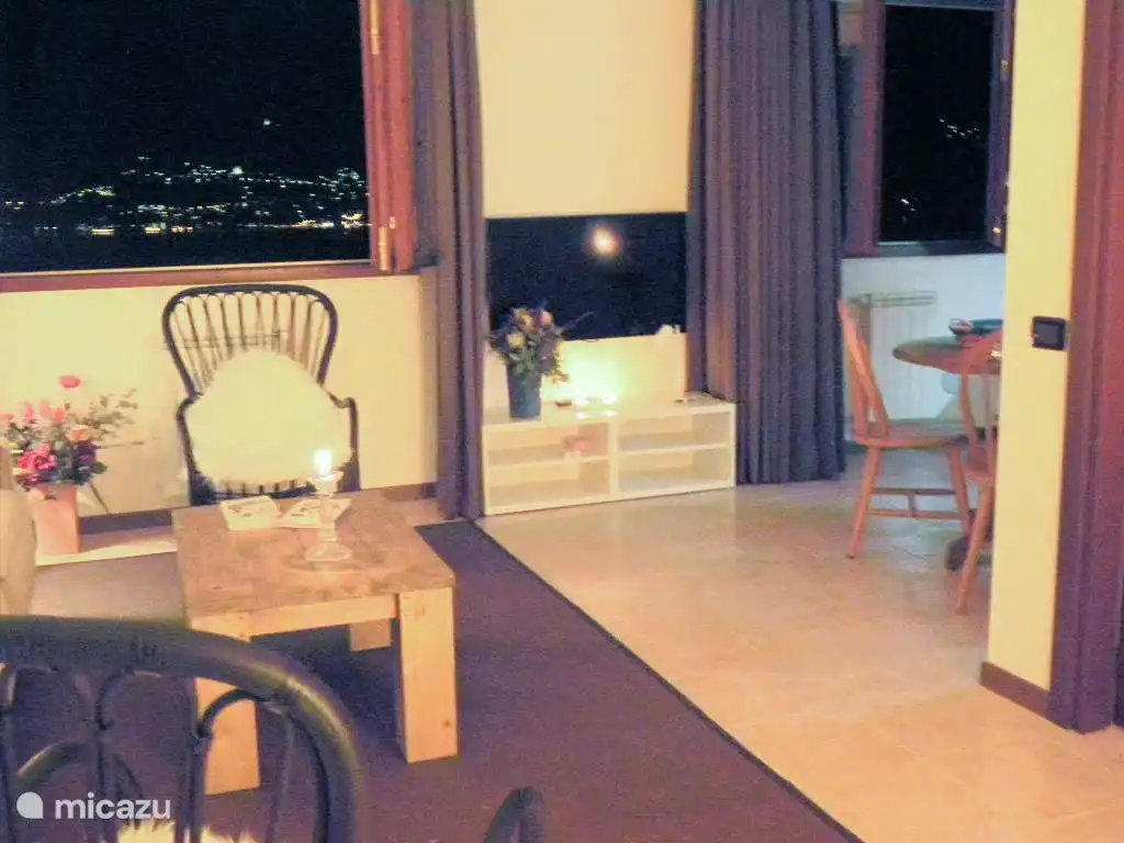 El estudio tiene grandes ventanales con vistas al lago. Por la noche, las luces brillan al otro lado del lago. En este punto el lago tiene 4 kilómetros de ancho.