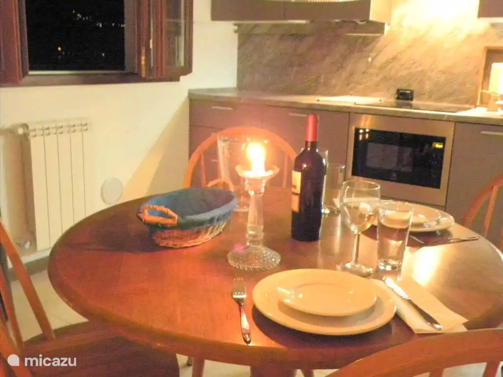 La mesa de comedor con cuatro sillas le invita a una cena acogedora.