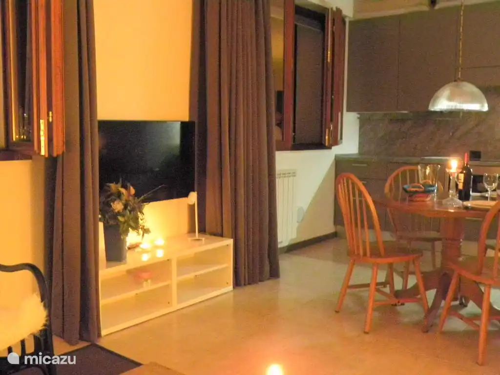 El estudio es espacioso y está amueblado de forma moderna con una cocina abierta, un comedor y una sala de estar.