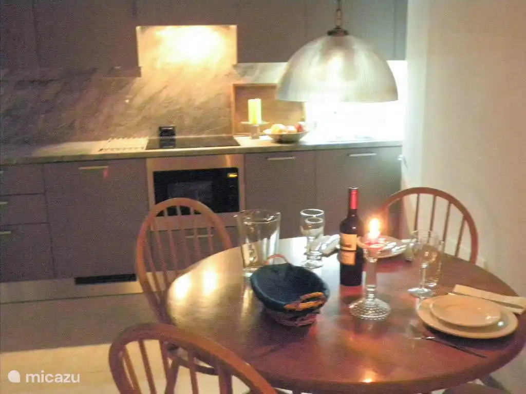 Qué acogedor puede ser cocinar deliciosa comida italiana con un buen vino.