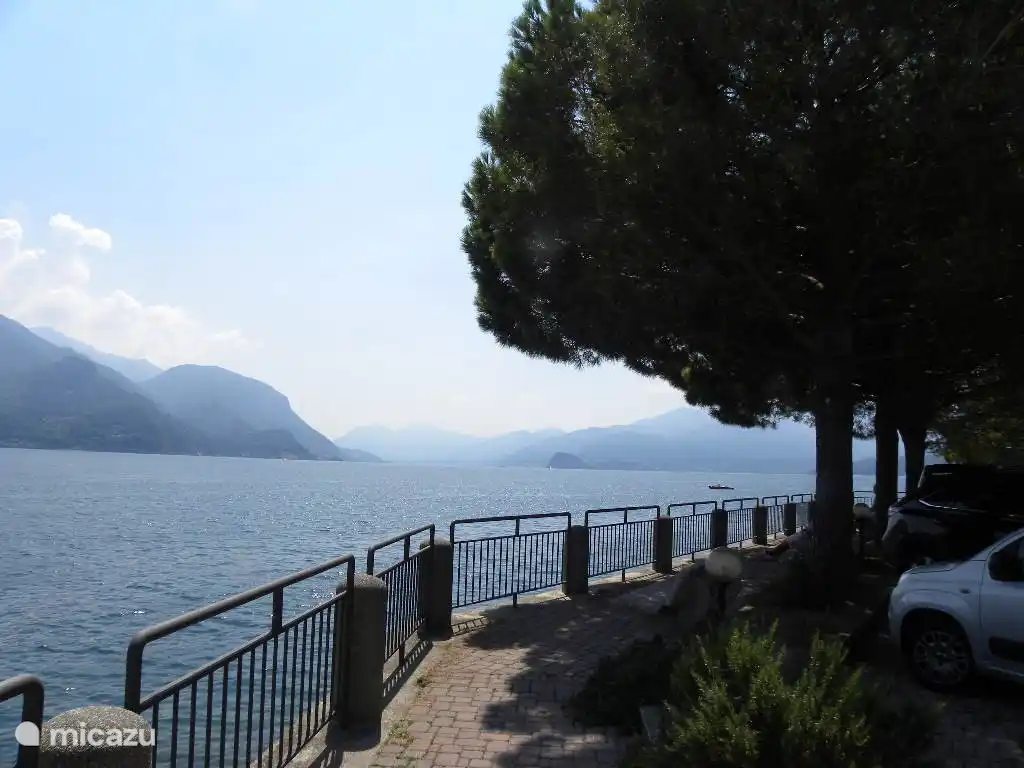 Este es el pequeño bulevar con bancos, junto al edificio, donde comienza la playa.