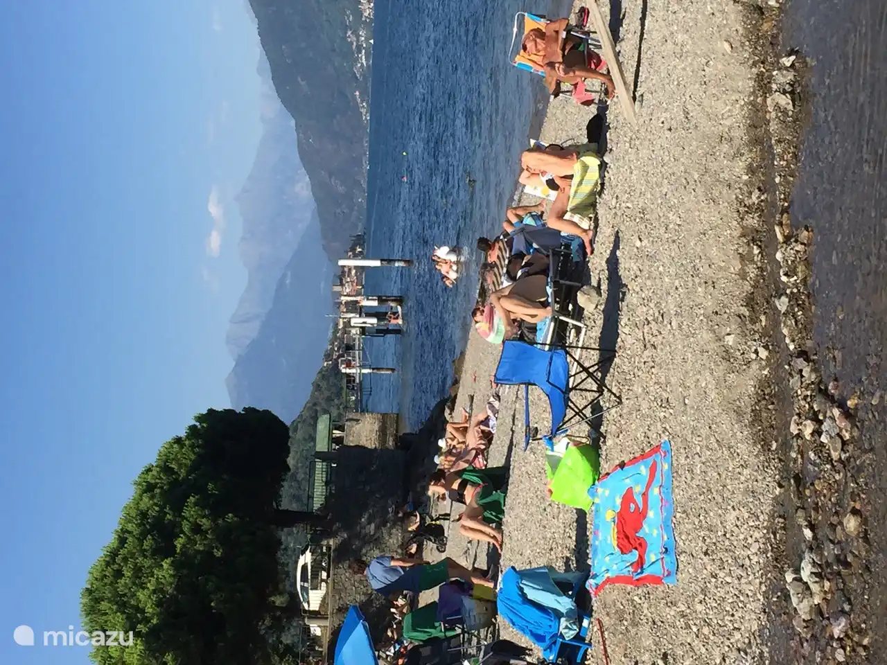 La playa en el complejo de apartamentos.