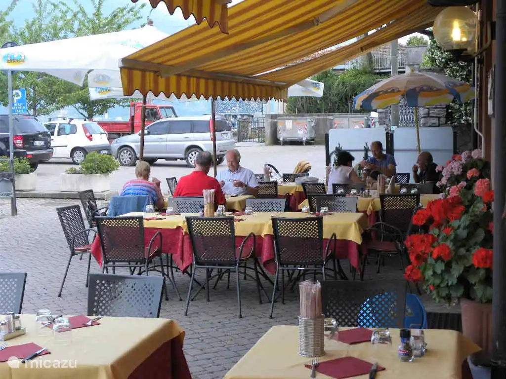 En el otro lado del edificio, puede disfrutar de una deliciosa comida en el restaurante Creme Caramel. La terraza está a 3 metros de la playa. Las pizzas no son tan ricas como aquí. Hay que reservar, sino no hay sitio, porque también es muy popular entre los propios italianos.