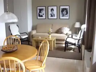 El estudio está decorado con buen gusto.