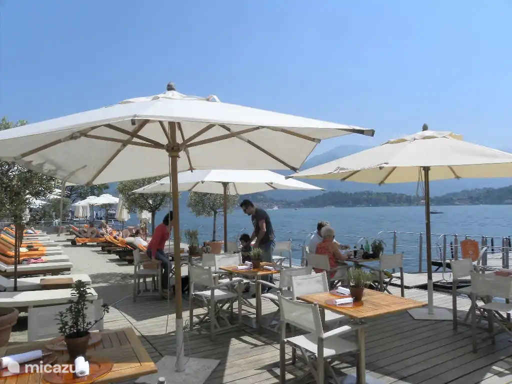 Hay varios lugares en el lago donde puedes alquilar tumbonas. Uno de esos lugares es el Lido en Menaggio, donde puedes nadar, comer, beber y relajarte.