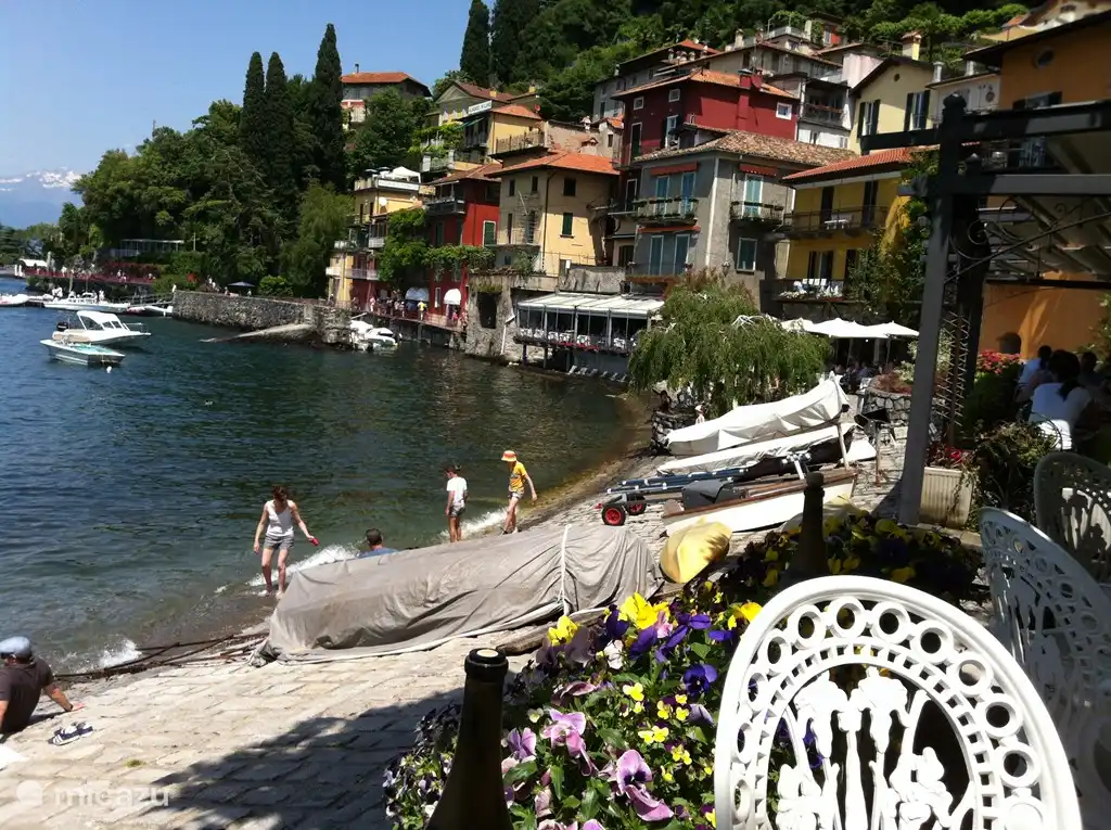 Traslado en ferry a Varenna para el almuerzo....