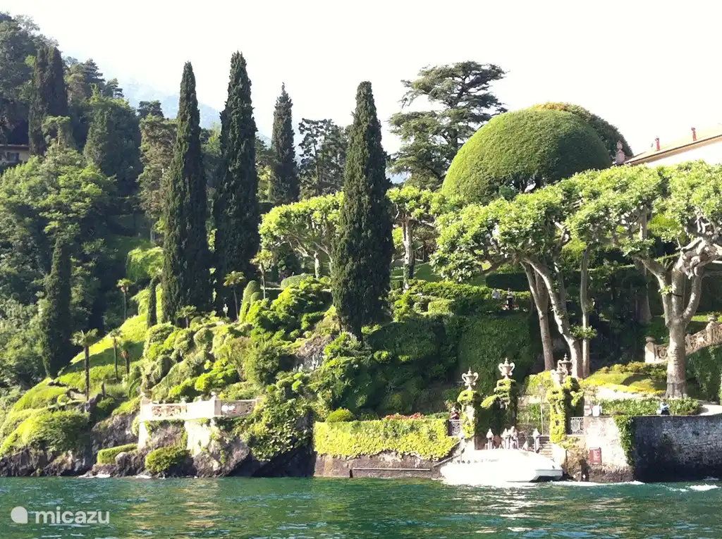 Los jardines de la villa a lo largo del lago son impresionantes, con muchas plantas y árboles subtropicales.