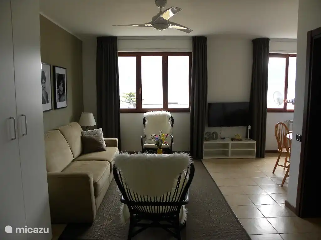 Es maravillosamente espacioso y todas las ventanas se pueden abrir.