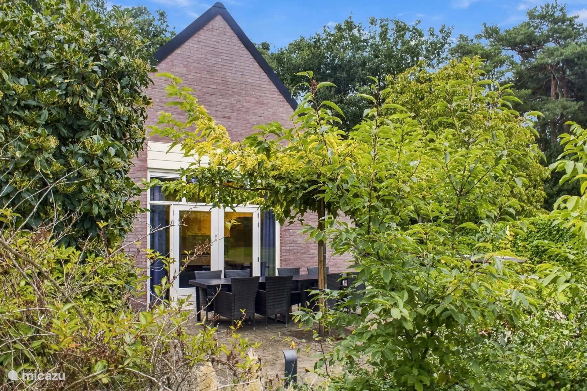 Terras vanuit de speeltuin