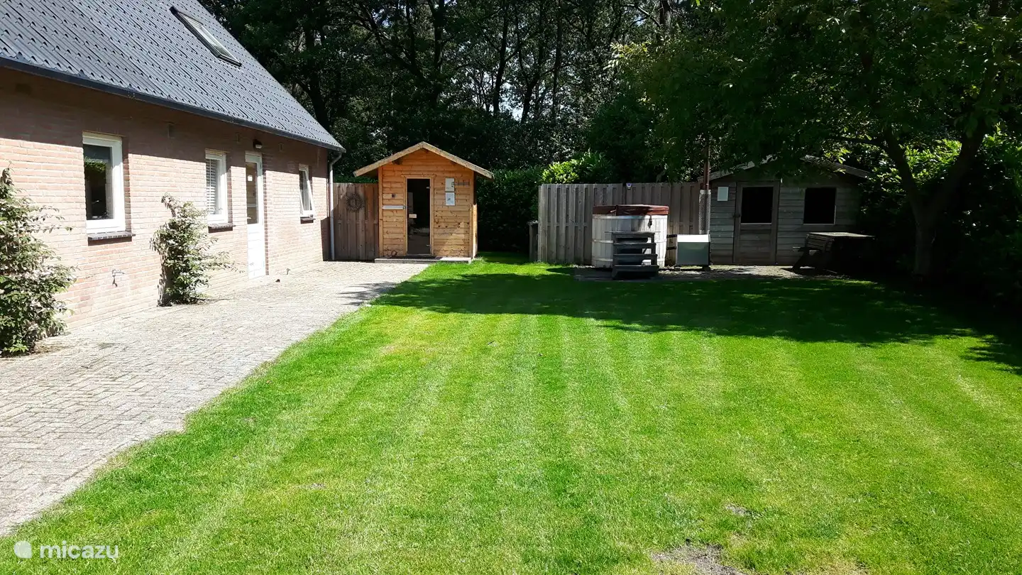 Rear accommodation. Garden with sauna and hot tub. There is a football ban in the garden due to the risk of window damage. The hot tub is closed during frost.