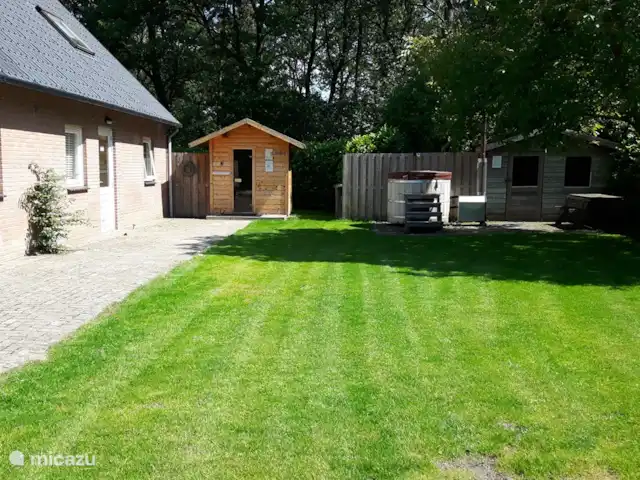 De Lansert huren in Nederland, Noord-Brabant, Vessem - vakantiehuis Achterzijde accommodatie . 
Tuin met sauna en hottub . In de tuin geldt een voetbal verbod wegens kans op ruitschade.
Bij vorst is de hottub gesloten.