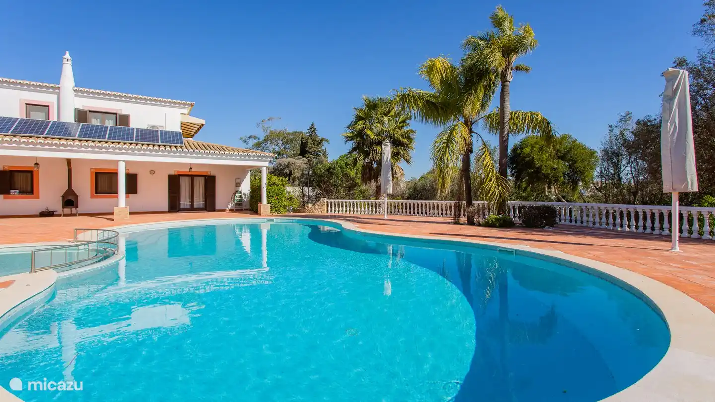 Lila Regen in Portugal, Algarve, Carvoeiro - villa