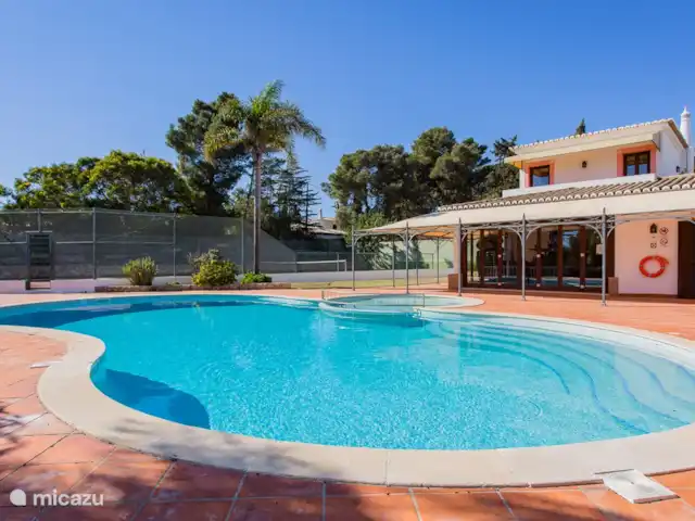 Lluvia púrpura en Portugal, Algarve, Carvoeiro - villa
