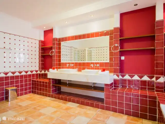 Lluvia púrpura en Portugal, Algarve, Carvoeiro - villa