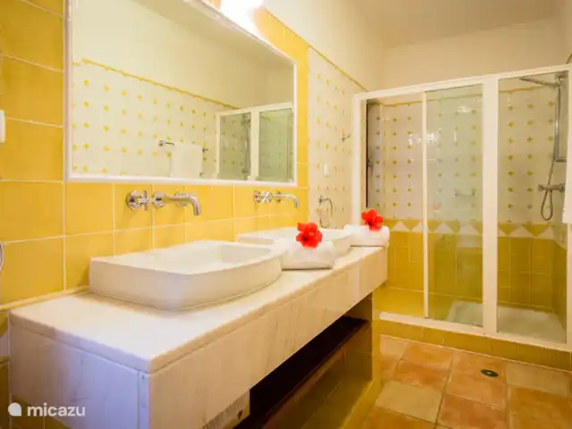 Lluvia púrpura en Portugal, Algarve, Carvoeiro - villa