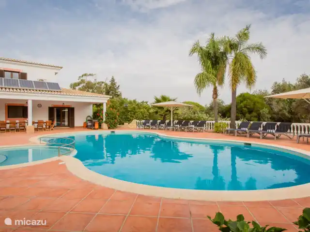 Lluvia púrpura en Portugal, Algarve, Carvoeiro - villa