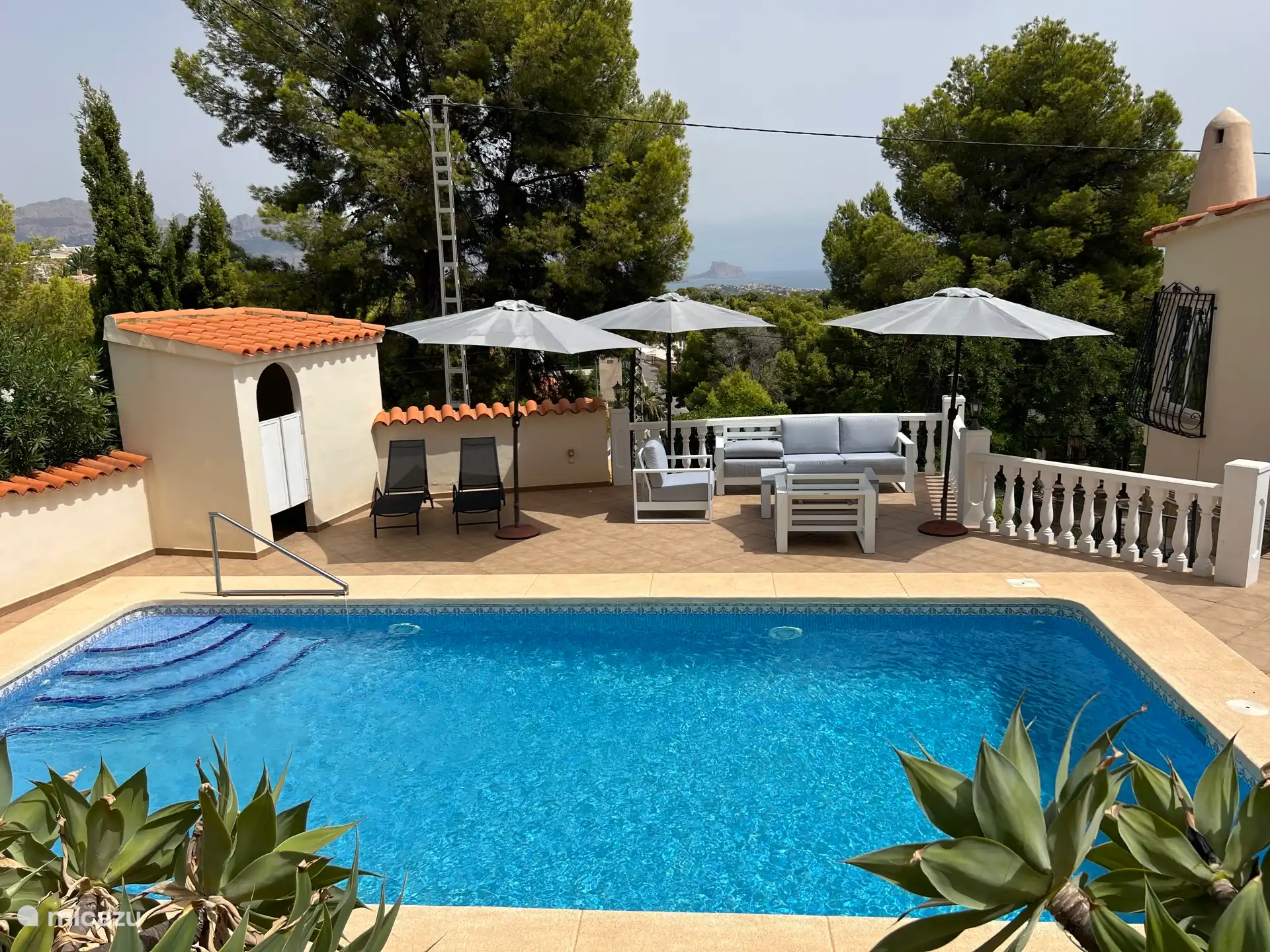 Il y a de magnifiques transats et il y a un éclairage dans la piscine, agréable à allumer le soir comme éclairage d’ambiance.