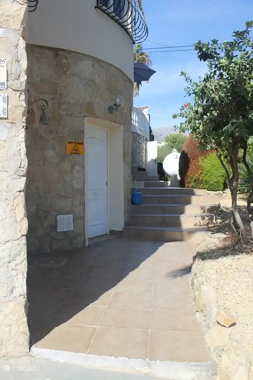 Las escaleras / entrada a la entrada de la casa.