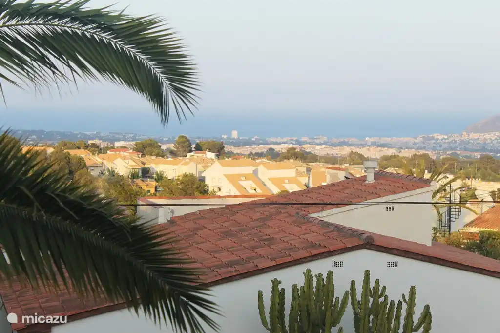 Desde la terraza una magnífica vista al mar ya los pueblos de Albir, Altea y Benidorm.