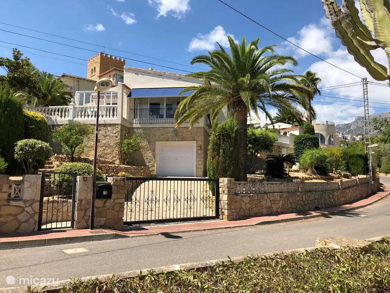 Con un hermoso jardín cerrado y una piscina privada. Solo se puede ingresar al patio a través de la puerta eléctrica o la puerta de paso que puede abrir solo.
