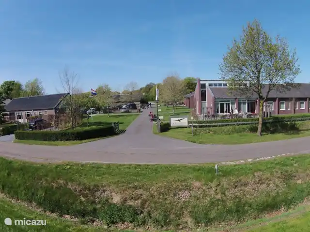 De oude stal | Pays-Bas, Brabant-Septentrional, Schaijk - maison de vacances L'ancienne écurie est sur la gauche.