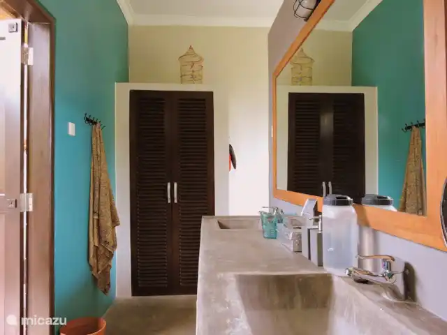 Location de Vacances Indonésie, Bali, Lovina, villa - Villa Sarah Nafi, Nord de Bali Lovina Une des deux salles de bain intérieures avec deux lavabos, des armoires (avec coffre-fort) et à gauche la porte de la salle de bain extérieure avec douche et WC.