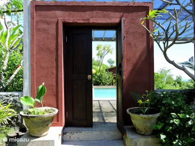 Location de Vacances Indonésie, Bali, Lovina, villa - Villa Sarah Nafi, Nord de Bali Lovina Porte avec portes balinaises à la piscine/terrasse
