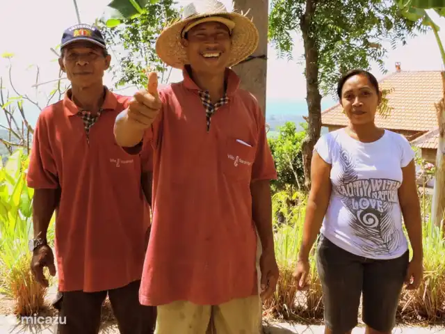 Location de Vacances Indonésie, Bali, Lovina, villa - Villa Sarah Nafi, Nord de Bali Lovina Nos employés fantastiques. A gauche le fidèle veilleur de nuit Selamet, au milieu le joyeux jardinier Pastika et à droite la domestique dévouée et excellente cuisinière Yuli.