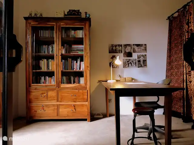 Location de Vacances Indonésie, Bali, Lovina, villa - Villa Sarah Nafi, Nord de Bali Lovina Ce que nous appelons la salle d'étude. Dans le placard, une petite mais belle sélection de livres sur l'Indonésie et Bali ainsi que de la littérature relaxante. Vous trouverez également une vaste armoire à pharmacie dans cette pièce et un espace de rangement pour les valises, etc., derrière le rideau à droite