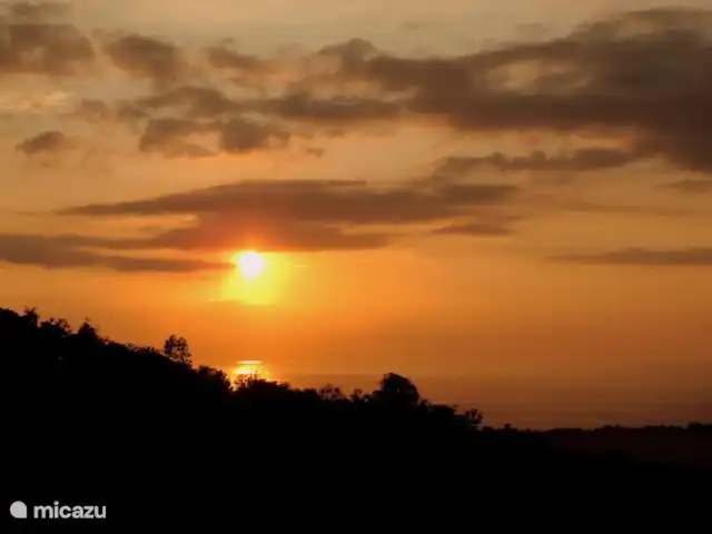 Location de Vacances Indonésie, Bali, Lovina, villa - Villa Sarah Nafi, Nord de Bali Lovina Coucher de soleil. photographié depuis la terrasse devant les chambres.