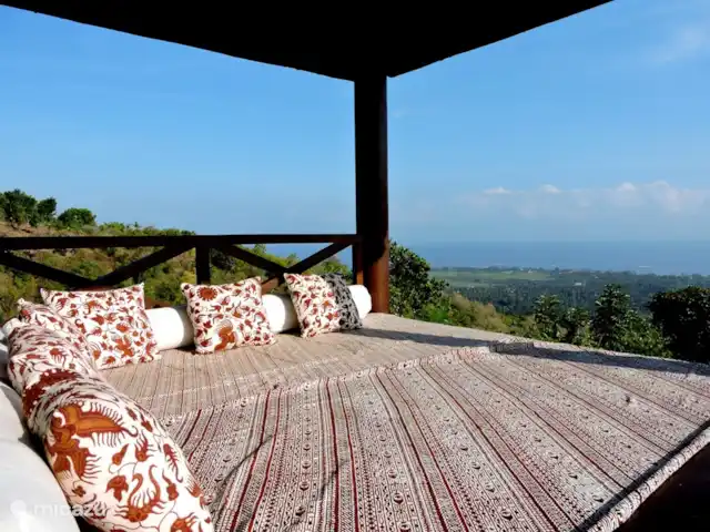 Location de Vacances Indonésie, Bali, Lovina, villa - Villa Sarah Nafi, Nord de Bali Lovina Balle Benong (belvédère). En journée un endroit très agréable pour lire ou méditer, quand le soir tombe le veilleur de nuit s'installe dans cet endroit et surveille tout. Ce n'est peut-être pas vraiment nécessaire, mais cela donne une sensation agréable. De plus, la Villa fournit quelques emplois locaux.