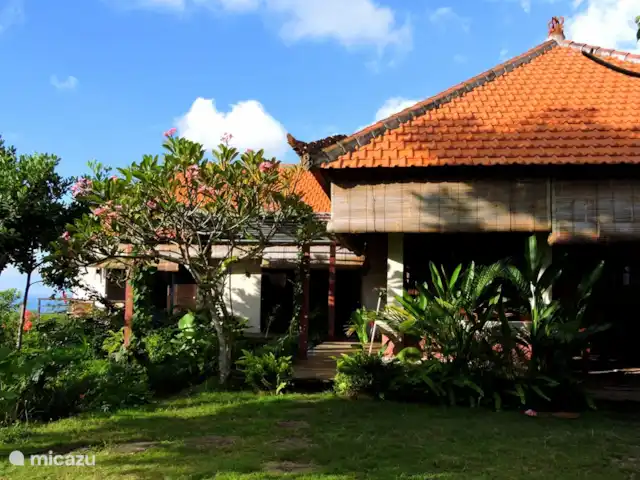 Location de Vacances Indonésie, Bali, Lovina, villa - Villa Sarah Nafi, Nord de Bali Lovina La maison, entourée d'un jardin luxuriant en terrasses, entretenue par notre jardinier six jours par semaine.