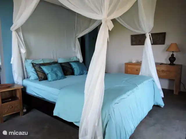Location de Vacances Indonésie, Bali, Lovina, villa - Villa Sarah Nafi, Nord de Bali Lovina Chambre #1. Aussi avec moustiquaire. Derrière le mur à gauche se trouvent les salles de bains intérieures et extérieures.