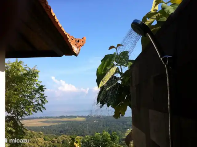Location de Vacances Indonésie, Bali, Lovina, villa - Villa Sarah Nafi, Nord de Bali Lovina Salle de bain semi-ouverte avec vue mer. Très spécial pour prendre une douche ici avec vue sur Lovina. La deuxième salle de bain attenante à la chambre des maîtres est entièrement close de murs et n'a donc pas cette belle vue, mais est donc intime.