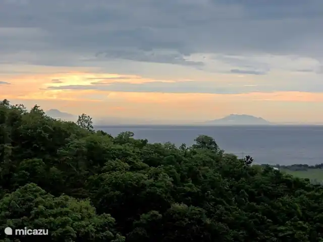 Location de Vacances Indonésie, Bali, Lovina, villa - Villa Sarah Nafi, Nord de Bali Lovina Coucher de soleil vu de la villa (janvier 2015). Par temps clair, les volcans de Java sont clairement visibles au loin, comme le Baluran et le Raung (respectivement à droite et à gauche).