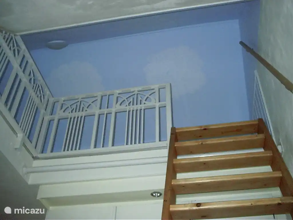 Escaleras fijas al altillo para dormir