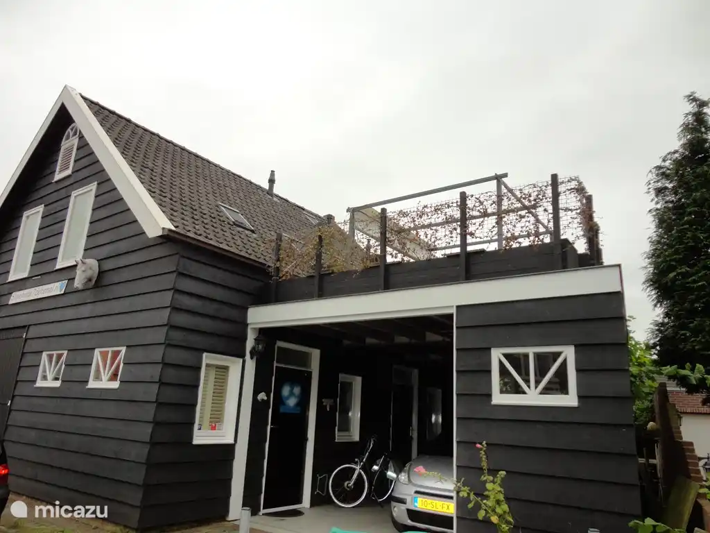 balcón con vista lateral, entrada debajo de la cochera