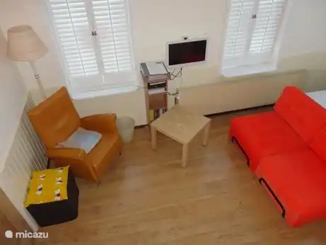 Sala de estar con TV extraíble (1000 canales) con reproductor de DVD