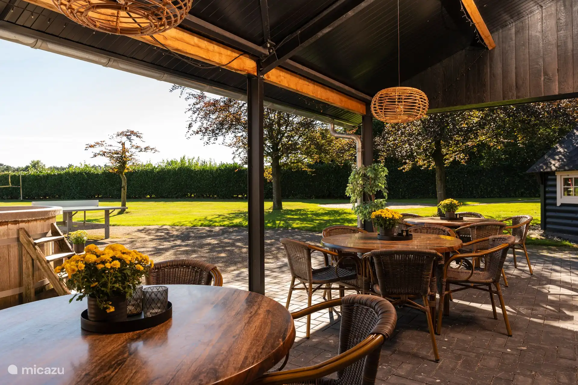 Private überdachte Terrasse mit Blick auf den weitläufigen Garten