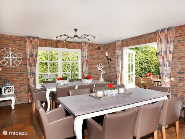 Arcoíris que incluye kota finlandesa en Países Bajos, Overijssel, Losser - casa vacacional Sala de estar atmosférica.